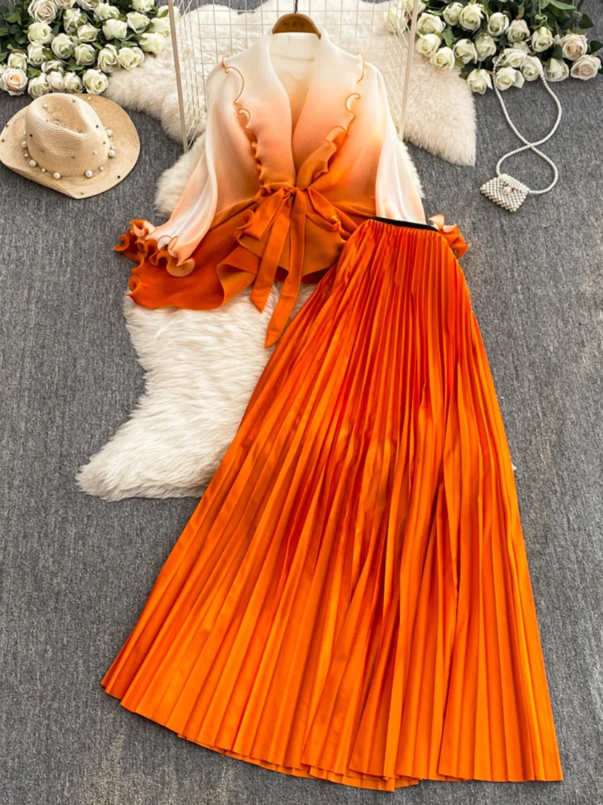

Faionable Women's Two-Piece Set with G adual Color Design Waist-Cinching Vest And High Waist Pleated Skirt