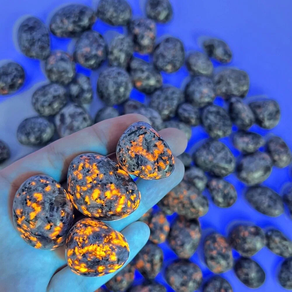 Natural Bright Yooperlites Flamestone UV Glowing Crystal Stone FireStone fluorescente Sodalite Flame Stone decorazione della casa regalo