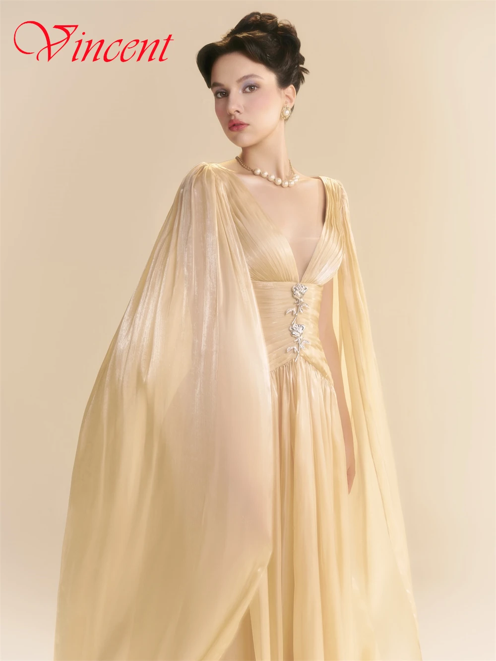 Sukienka wieczorowa z organzy w kolorze żółtym, elegancka, z dekoltem w serek, długimi rękawami, na studniówkę, delikatna, prosta, z trenem typu court, na przyjęcie.