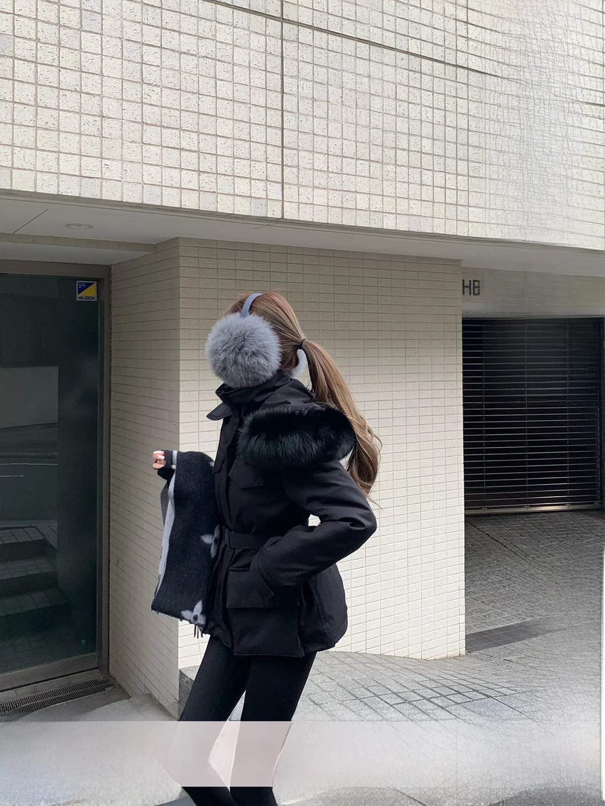 

Женская повседневная утепленная куртка YOLI с меховым воротником и капюшоном, водонепроницаемая, теплая, короткая, зимняя верхняя одежда