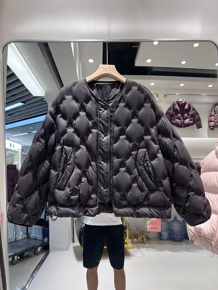 سترة نسائية شتوية جديدة لعام 2025 90 بنمط قصير ورقبة دائرية منقوشة بالألماس فضفاضة وبسيطة سترة بيضاء مبطنة للأسفل #3