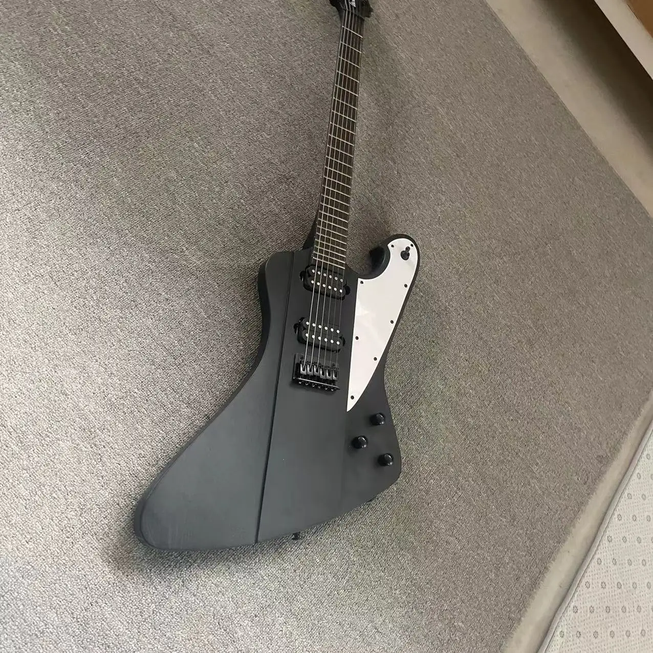 Alien 6-string electric guitar with the same body, black body, matte color, rose wood fingerboard, maple wood track, open pickup