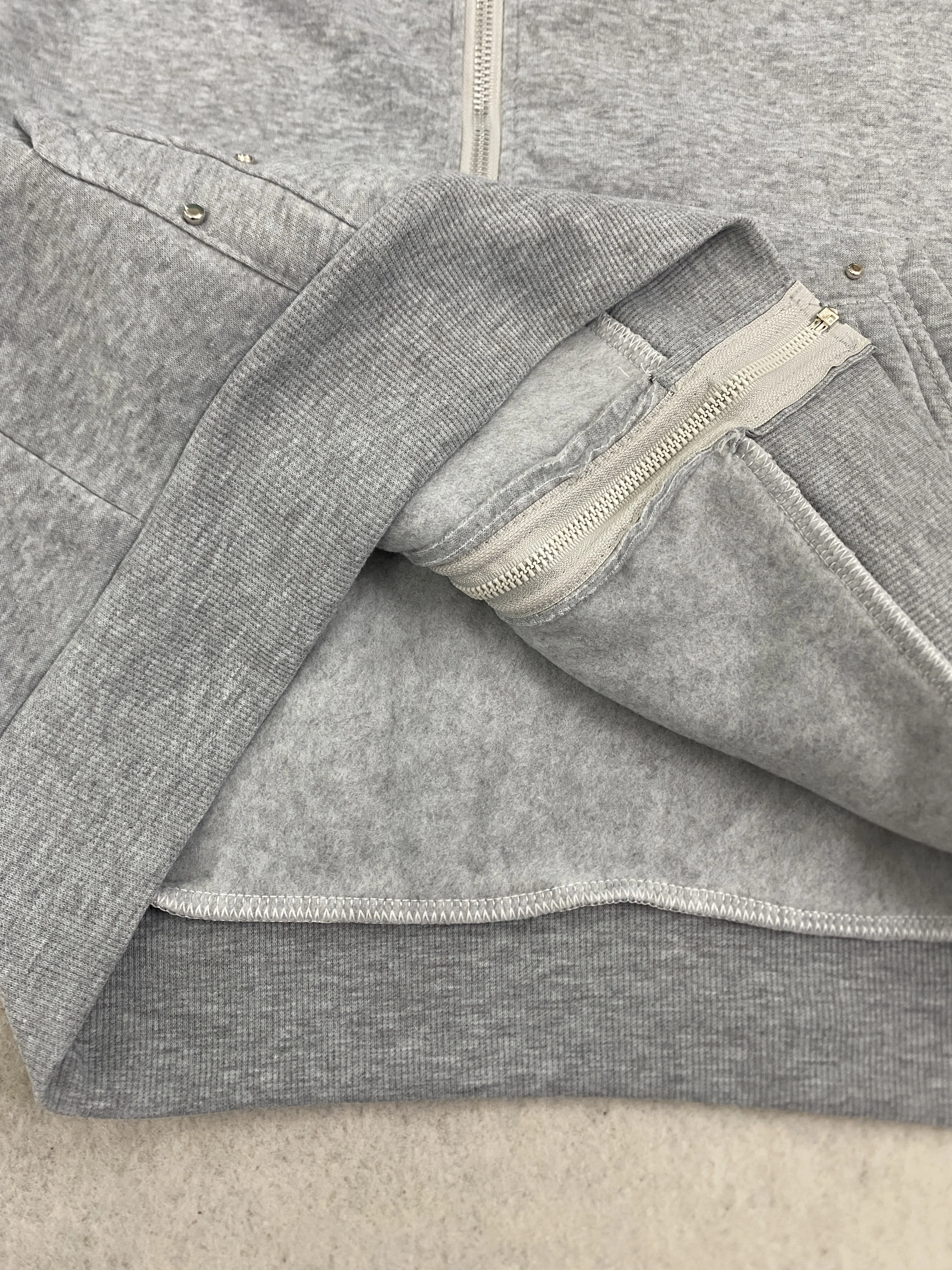 Übergroßer Harajuku-Hoodie in Grau, Vintage-Mode, mit Reißverschluss, europäischer und amerikanischer Herbst-/Winter-High-Street-Stil, vielseitiges Sweatshirt, Emo-Look. – Detail 5