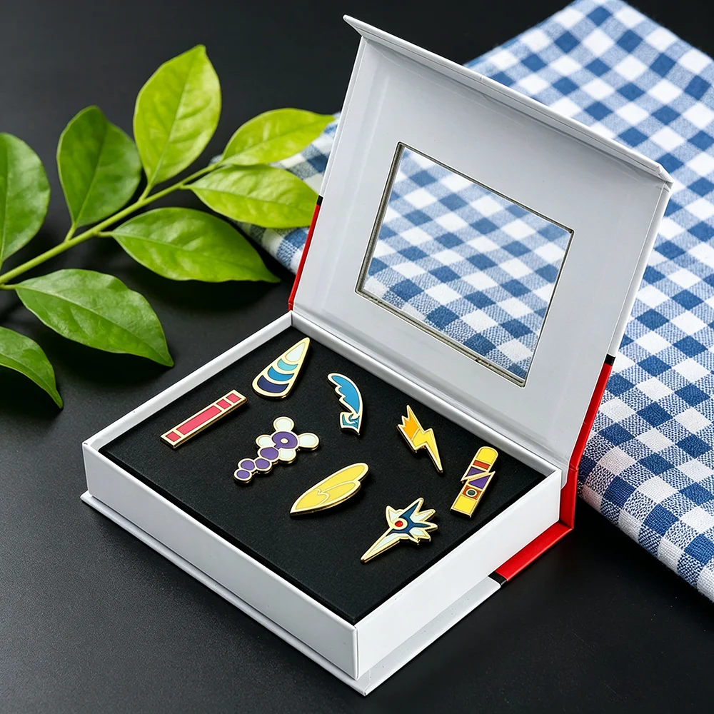 8-teiliges Anime Gym Abzeichen Emaille-Pins Set, Bunte Hartemaille Anstecknadeln, Trainer-Abzeichen, Sammlerstücke, Geschenkbox für Rucksack