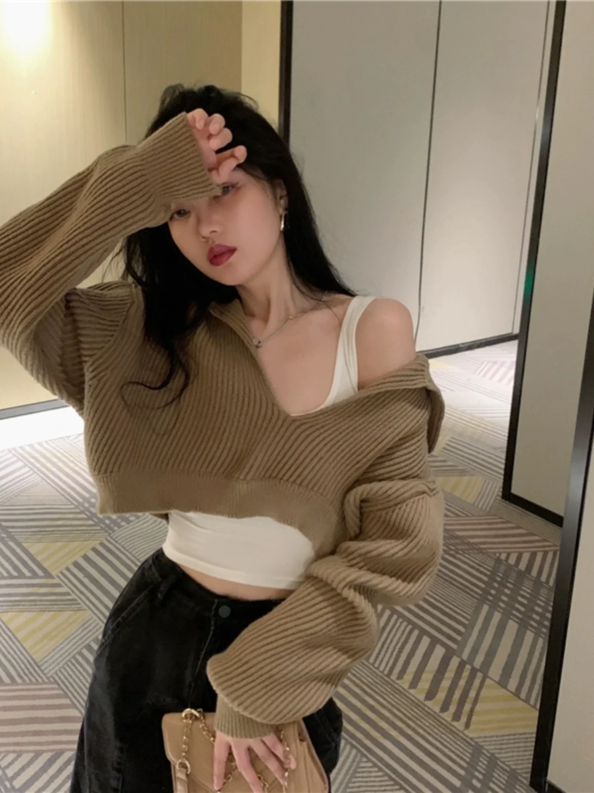 

Hong Kong Sle Retro Sweet Spicy V-ne Sweater ort Design Sensation Winter New Arrival Knitted Top Women's Faion