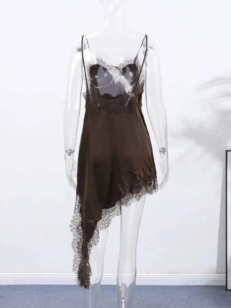 Brązowa Satynowa Seksowna Sukienka na Ramiączkach z Koronkowymi Wstawkami, Krótka, z Dekoltem w Serek, Bez Rękawów, z Odkrytymi Plecami, Asymetryczna Sukienka na Imprezę, Letnia Sukienka Damska 2025