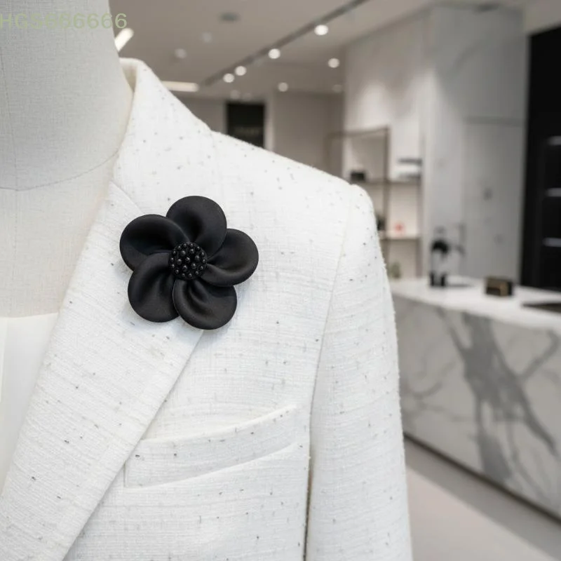 

Hand Sewn Embroidered Patch Ding Cloth Flower Motif Black White Accessories for Apparel Repair Decoration