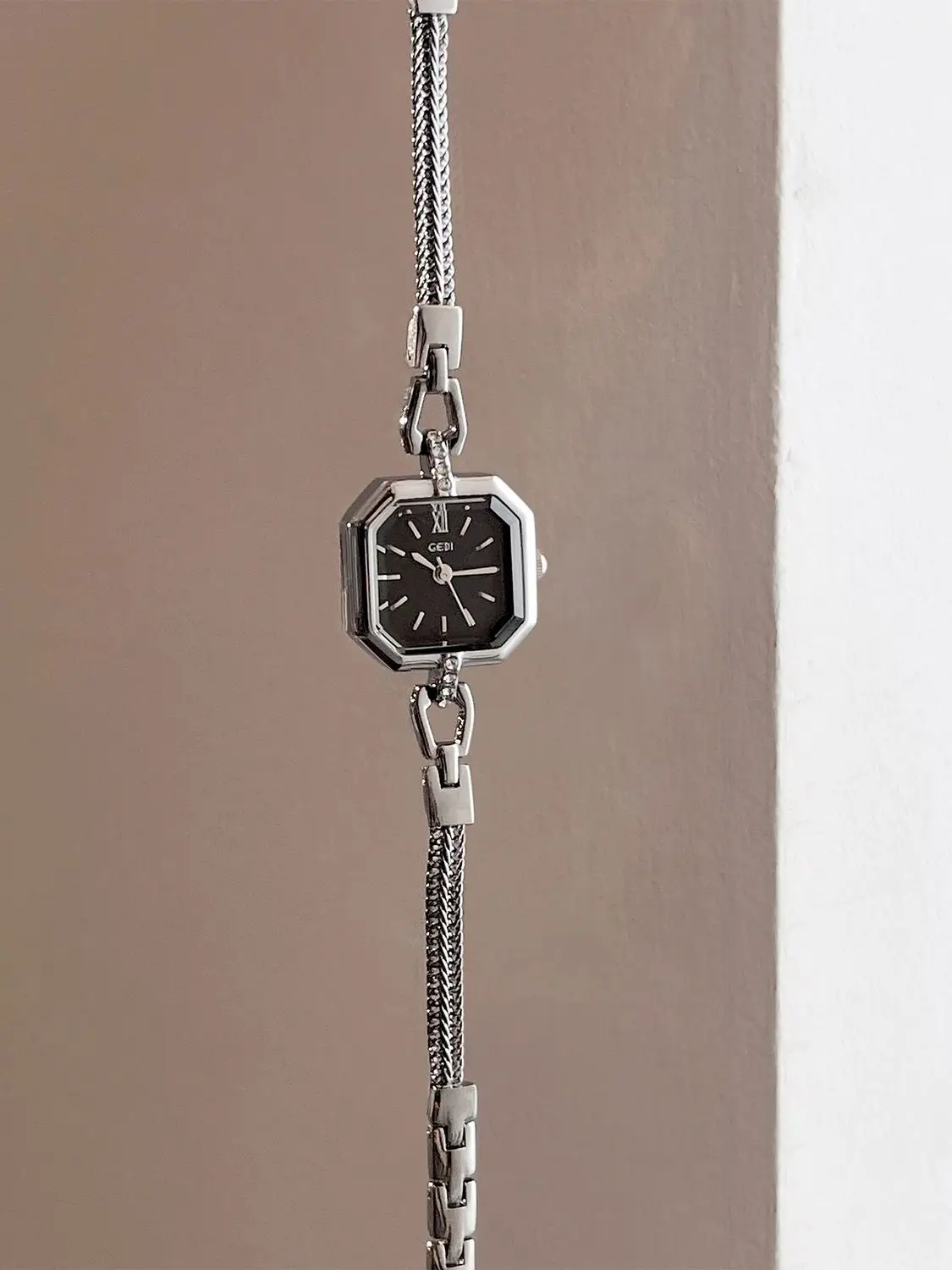 

Elegant Luxe-Casual Women's Watch Water-Resistant, Square Dial, Bracelet Style; Exquisite Compact Quartz Women's Wristwatch Gift