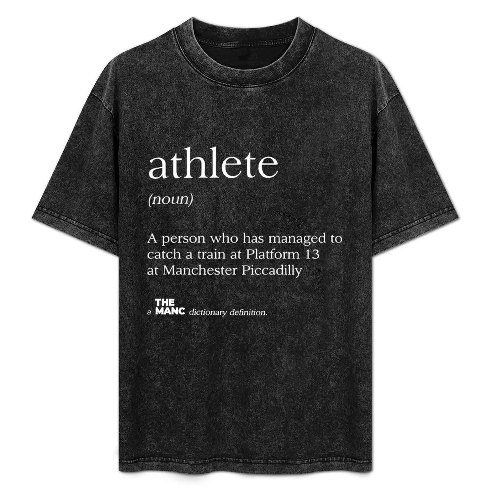 Atleta: Persona que ha logrado subirse a un tren en la plataforma 13 en Manchester Piccadilly. Camiseta con gráfico creativo.