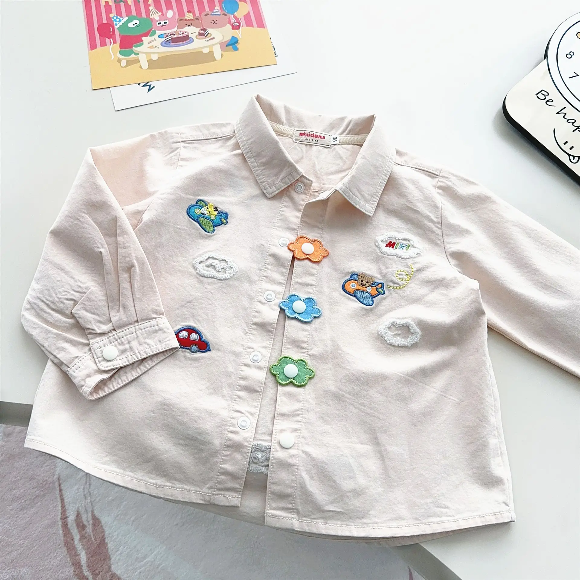 Ropa japonesa para niños, 25 artículos nuevos de primavera, camisa holgada con bordado de solapa para hombres y mujeres, camisa de dibujos animados voladores de oso de peluche