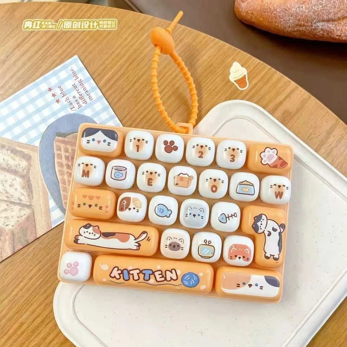 novo-e-popular-teclado-antiestresse-de-26-teclas-criativo-com-pingente-pequeno-presente-acessorios