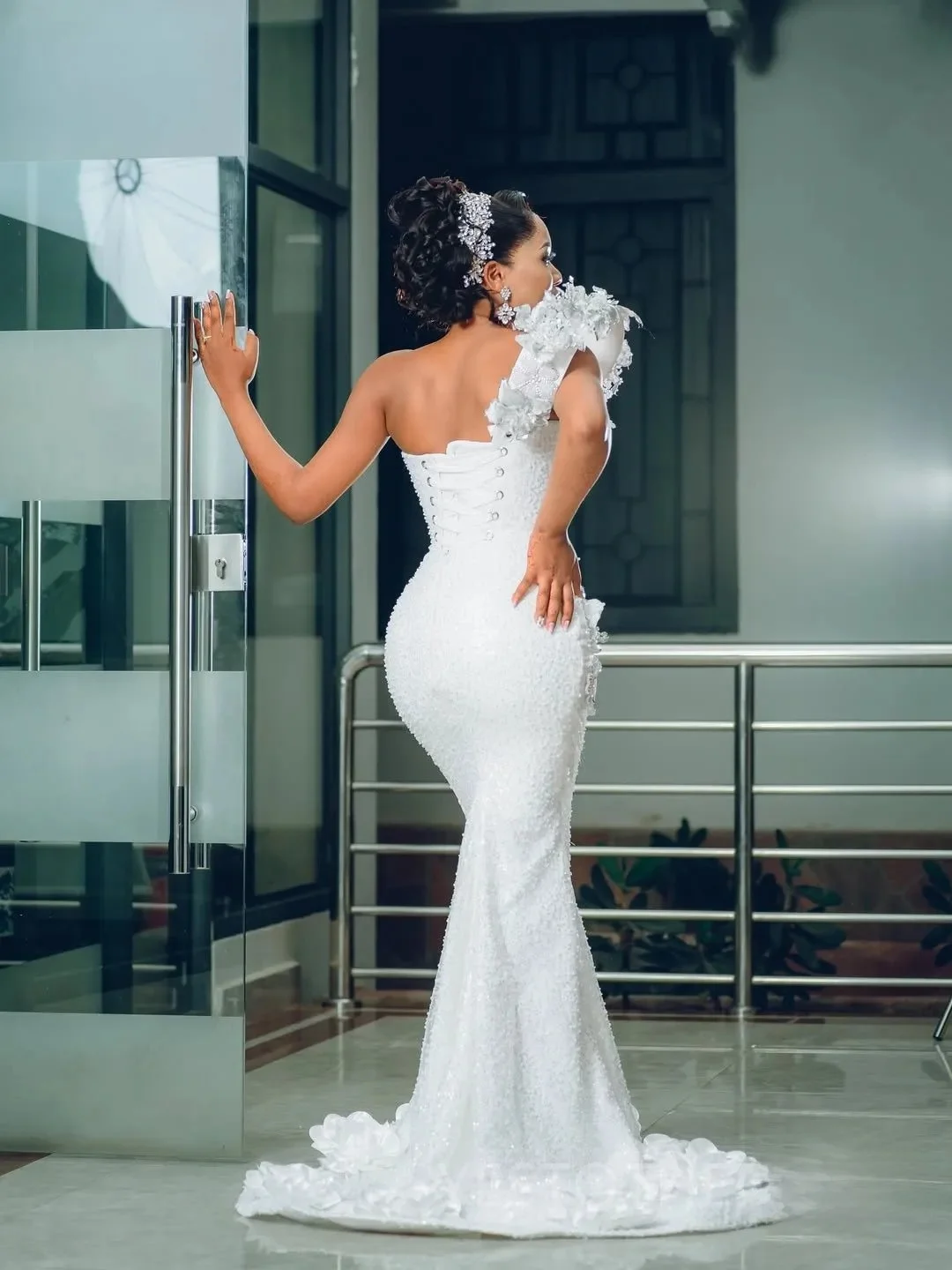 Abito da sposa africano personalizzato Abiti da sposa per la sposa Sirena Una spalla Illusione Perline Pizzo Perle Increspature Pizzo applicato
