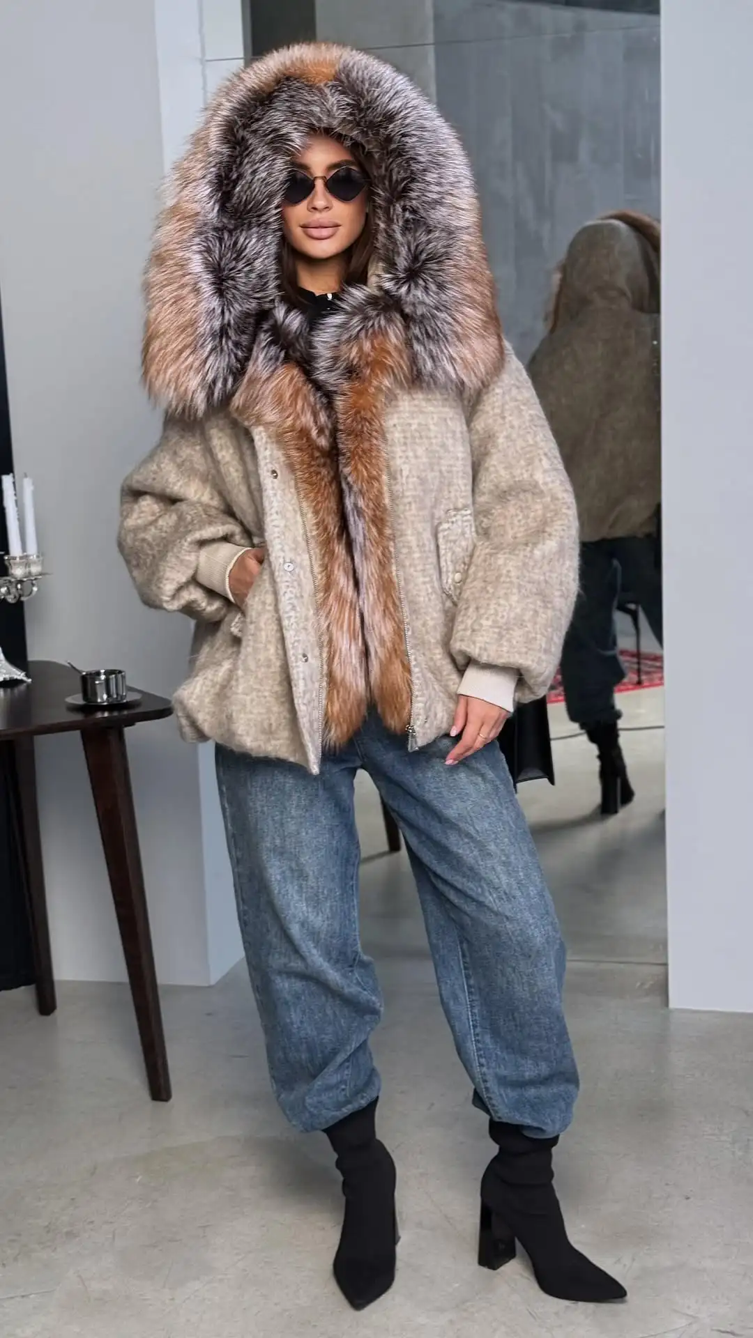 Gruba Kurtka Damska z Imitacji Futra i Wełny w Stylu Vintage z Kapturem, Kieszeniami, Bufiastymi Rękawami i Elastyczną Gumką w Pasie, Moda Damska na Co Dzień, Kolekcja 2026