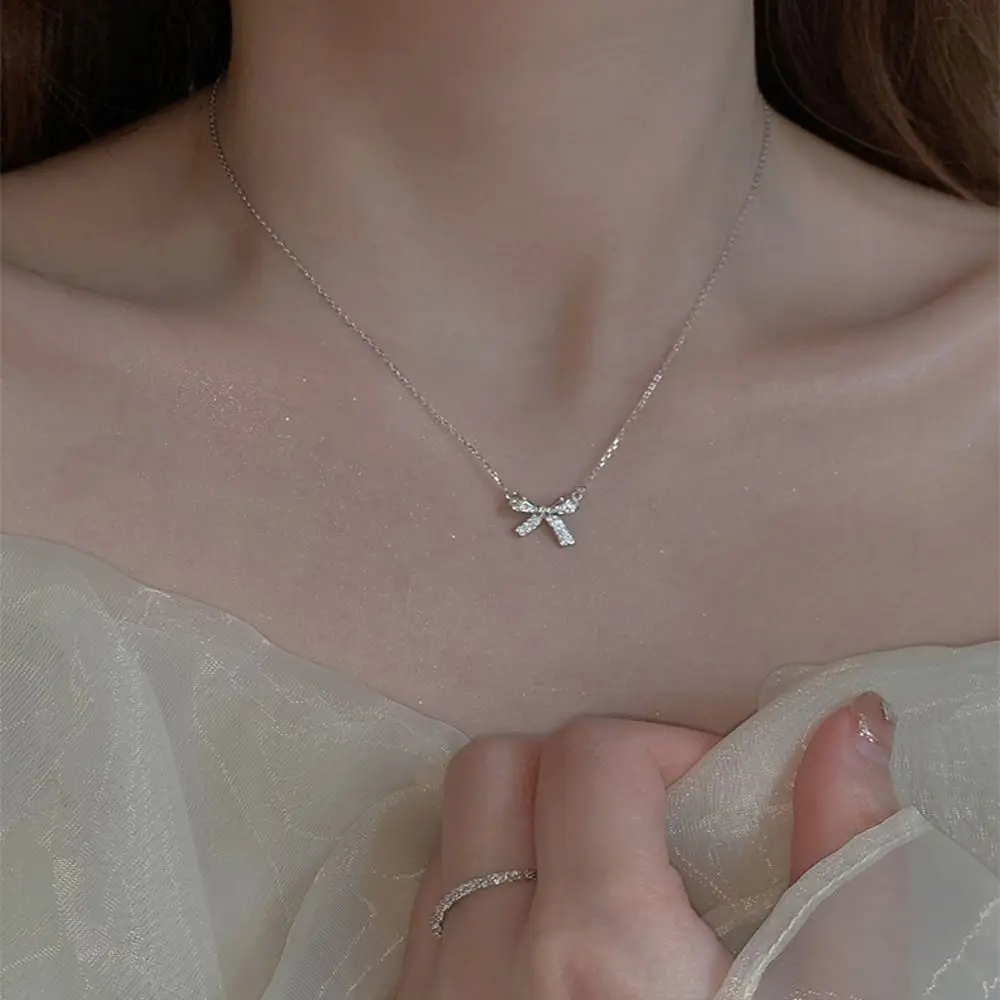 

Korean Style Shiny Rhinestone Bow Pendent Necklace Exquisite Silver Color Clavicle Chain for Women Girl Fashion Jewelry