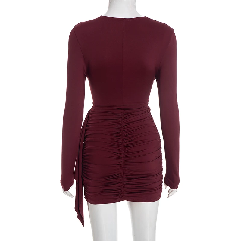 Einfarbiges, plissiertes Kleid mit langen Ärmeln, tailliertem Schnitt und schmaler Passform, kurzes Kleid mit elegantem Flair. – Detail 21
