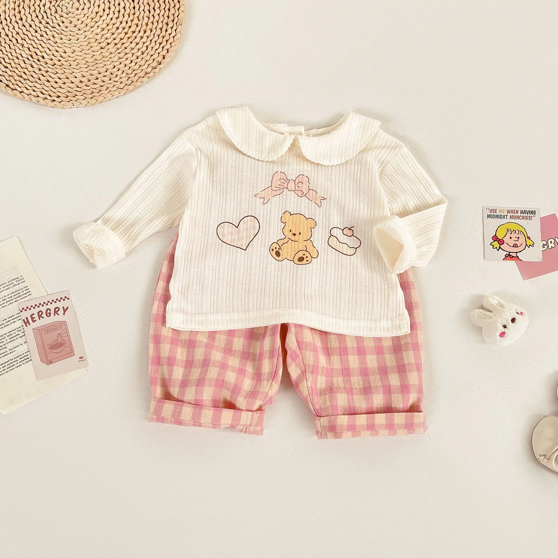 

Little girl base shirt set , sweet and cute spring and autumn bear T-shirt, long-sleeved pink checkered pants