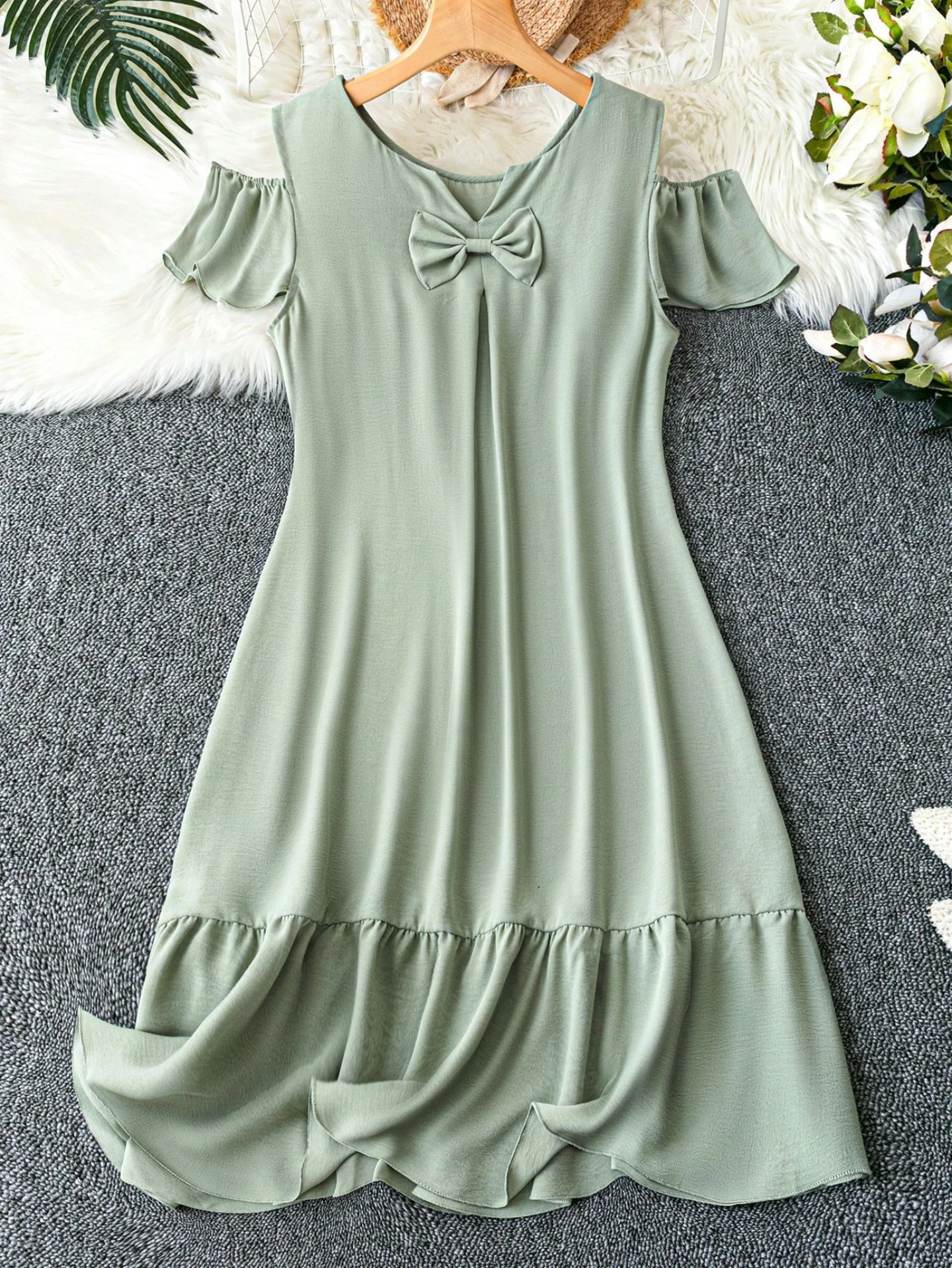 Robe grande taille vert clair à épaules dénudées pour femme; robe de style doux.