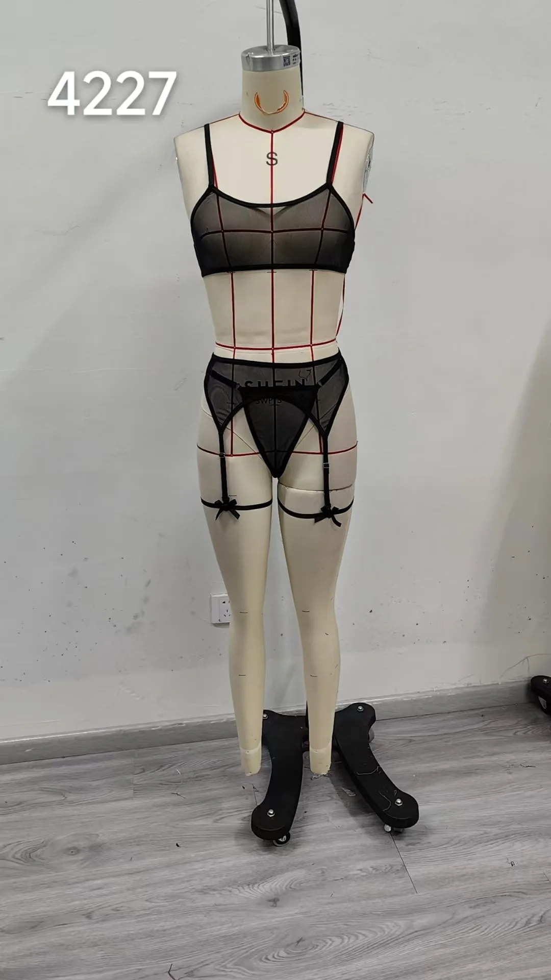 التجارة الخارجية الجديدة محطة مستقلة الملابس الداخلية المثيرة مثير إغراء الرباط شبكة منظور الصدرية السوداء ثلاث قطع مجموعة cw65584