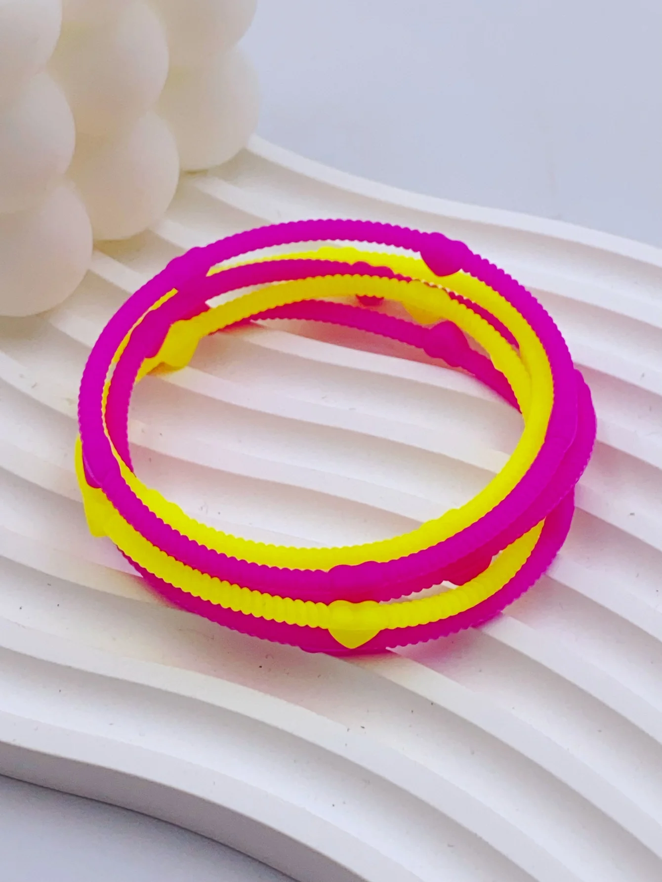 Bracelets fluorescents en Silicone en forme de cœur de pêche, 5 pièces, Bracelets tressés à la mode en plusieurs couleurs avec élasticité pour le sport