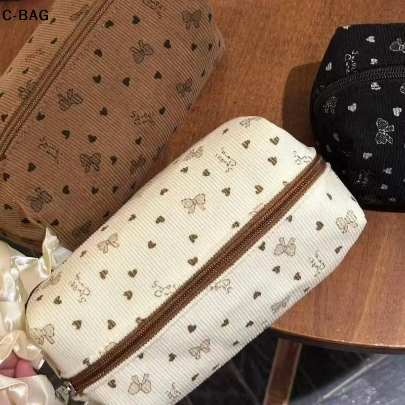 حقيبة مكياج كاواي سروال قصير مع فيونكة ذات سعة كبيرة ومتعددة الوظائف لتخزين مستحضرات التجميل وحقيبة يد مقلمة