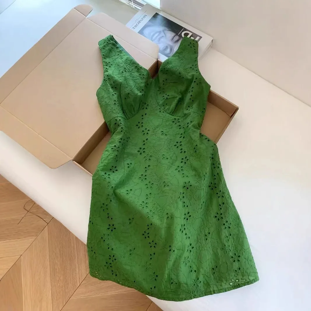 Gonna a trapezio cava verde di fascia alta in stile francese con scollo a V senza maniche Abito corto con gilet Abito elegante con temperamento 2025 Estate Nuovo