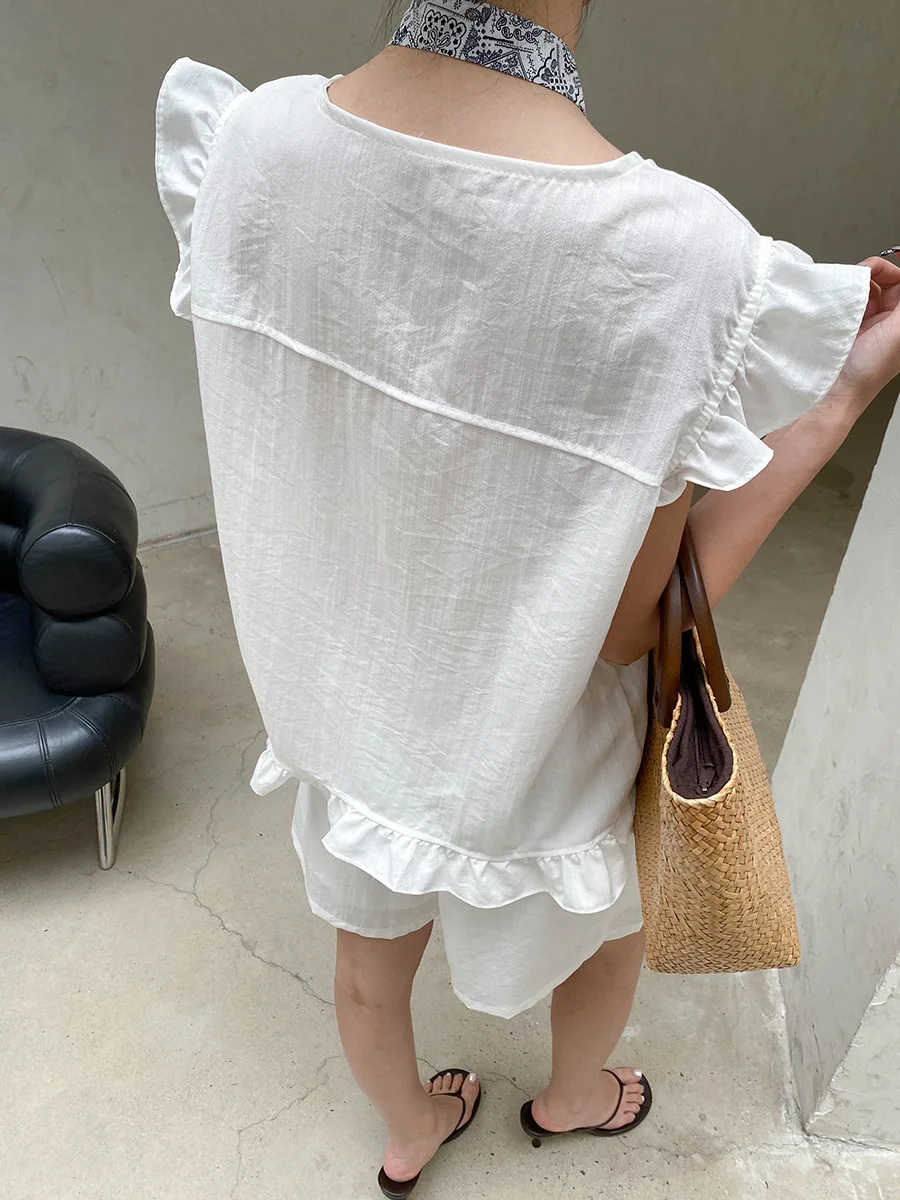 Sommerliches Damen-Set: Einfarbiges, ärmelloses Shirt mit Fungus-Edge-Details und kurzen Ärmeln sowie Shorts mit Kordelzug. – Detail 6