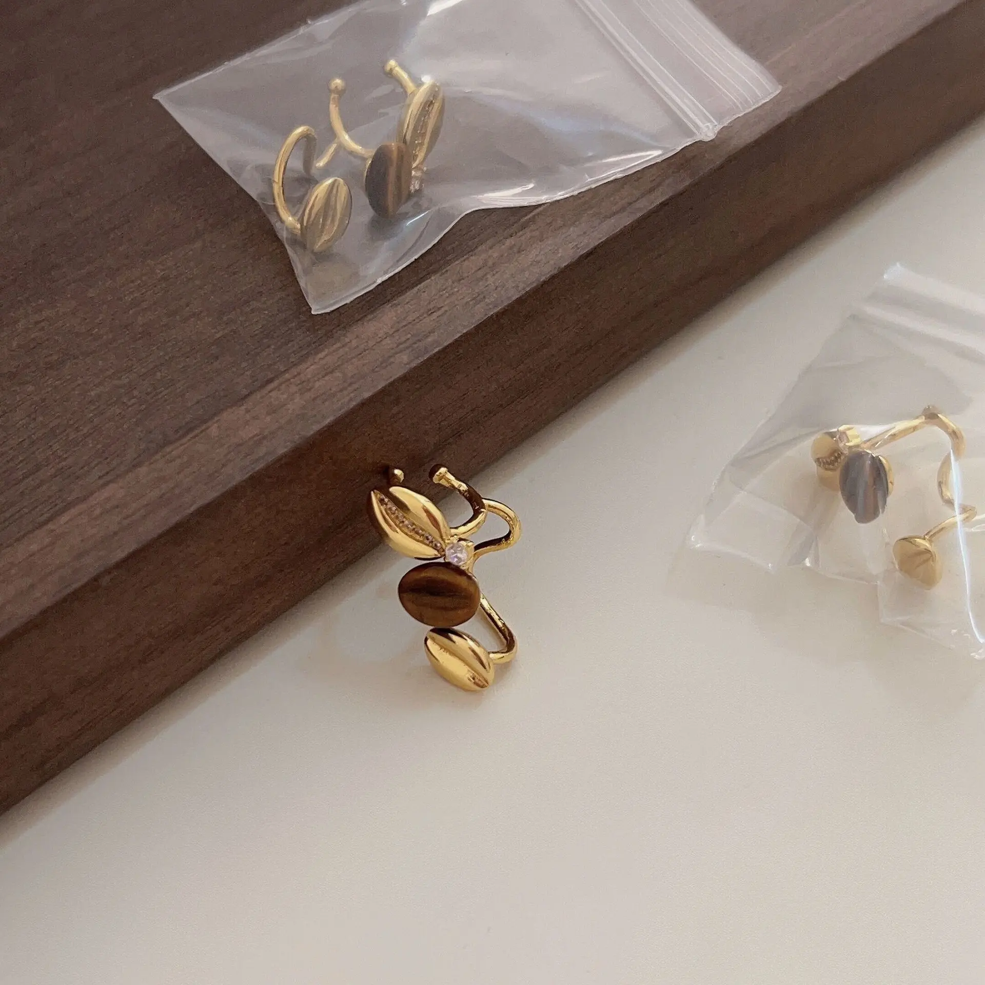 High End Feeling, Light Luxury, Niche Coffee Bean Sweetheart Ear Clip, No Ear Hole Versatile, Layered Meilad Earrings