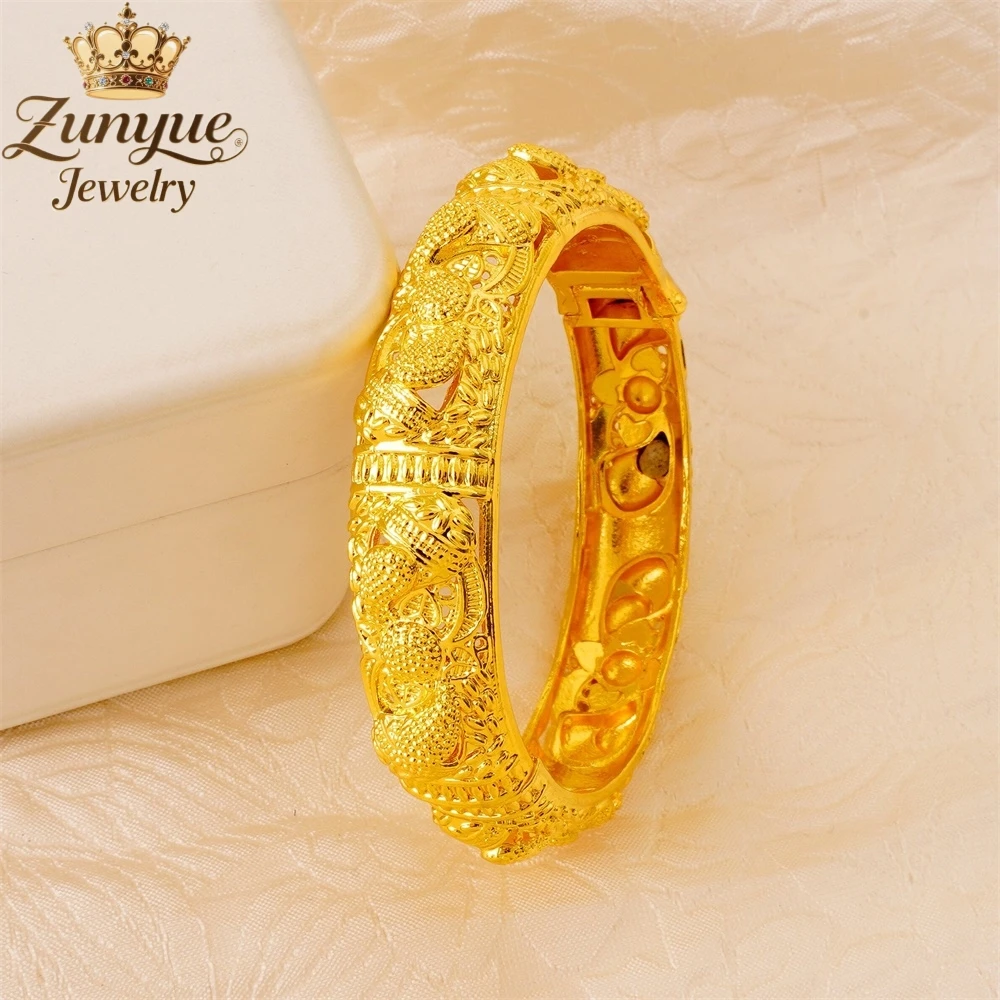 

Sand Gold Hollowed-Out Flower Bracelet Luxury Quality Jewelry Handicraft Fashion Jewelry Exquisite Charms Popular Elegant Gift