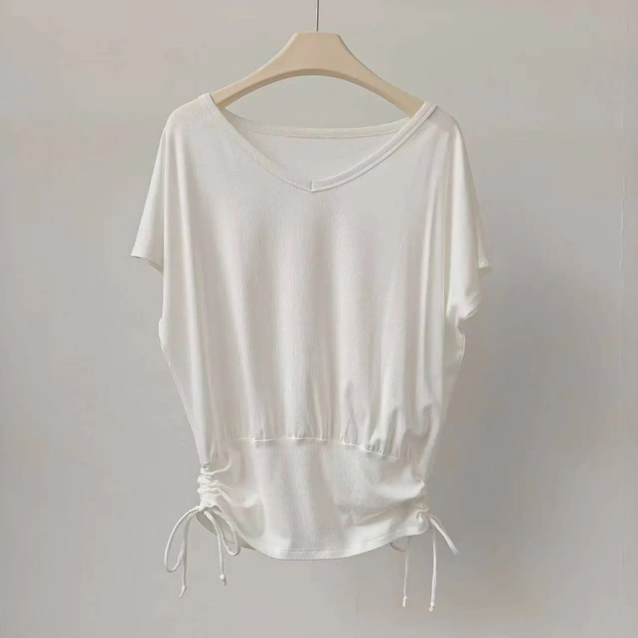 Atmungsaktives, schnelltrocknendes Yoga-Top für Damen mit V-Ausschnitt, kurzen Ärmeln, schlankmachendem Fledermausärmel, für Pilates, Fitness, Training und Sport. – Detail 6
