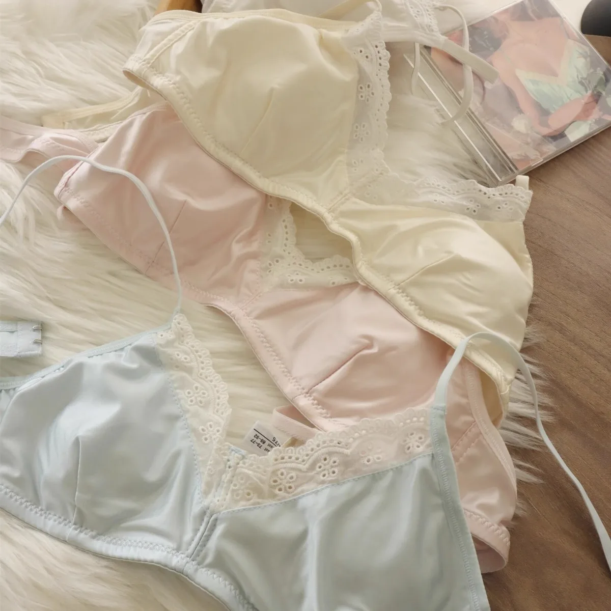 French Lace Thin Girls' Bra, Comfortable Without Steel Rims, Soft Support, Small Chest Gathered, Collection of Accessory Bras