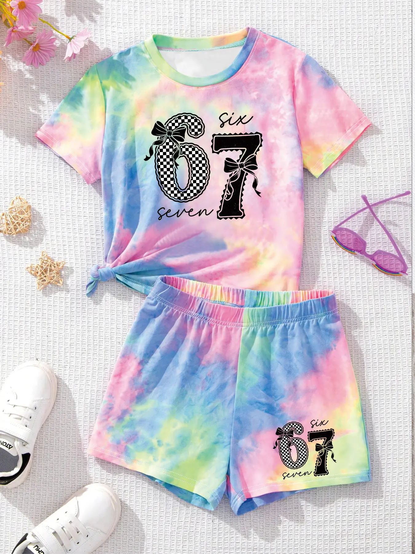 Zweiteiliges Set für Kinder und Mädchen mit Batikmuster und „67“-Nummer-Aufdruck, kurzärmliges T-Shirt und lässige Shorts, atmungsaktives Sommer-Outfit für den täglichen Gebrauch – Detail 1