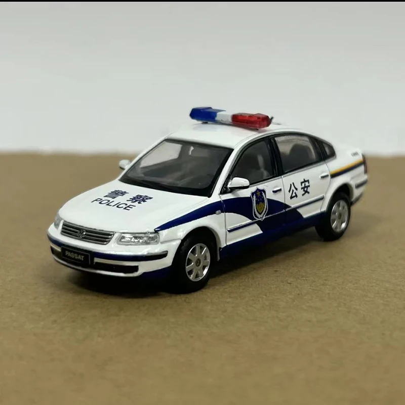 다이캐스트 1:64 스케일 파사트 B5 합금 자동차 모형 정적 수집품 장식용 휴일 선물 장난감