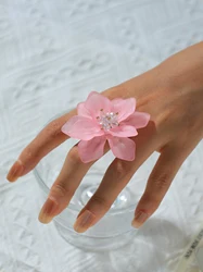 A golden retro autumn versatile simple temperament fashion exquisite design acrylic flower ring dating holiday party gathering