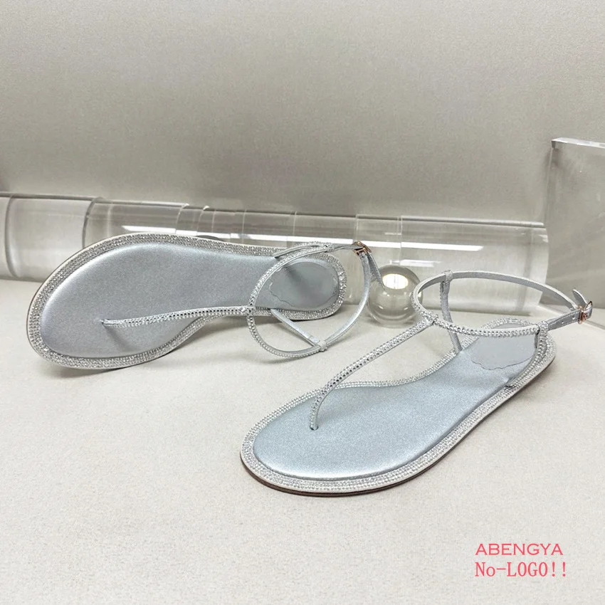 

2025 Серебряные шлепанцы, сандалии на плоской подошве с кристаллами, женские модельные туфли на плоской подошве с разрезом на щиколотке, летние каникулы, пляжная обувь для женщин