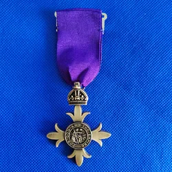 Royal Queen's Cross Emblem Elizabeth II brooch clothing accessories