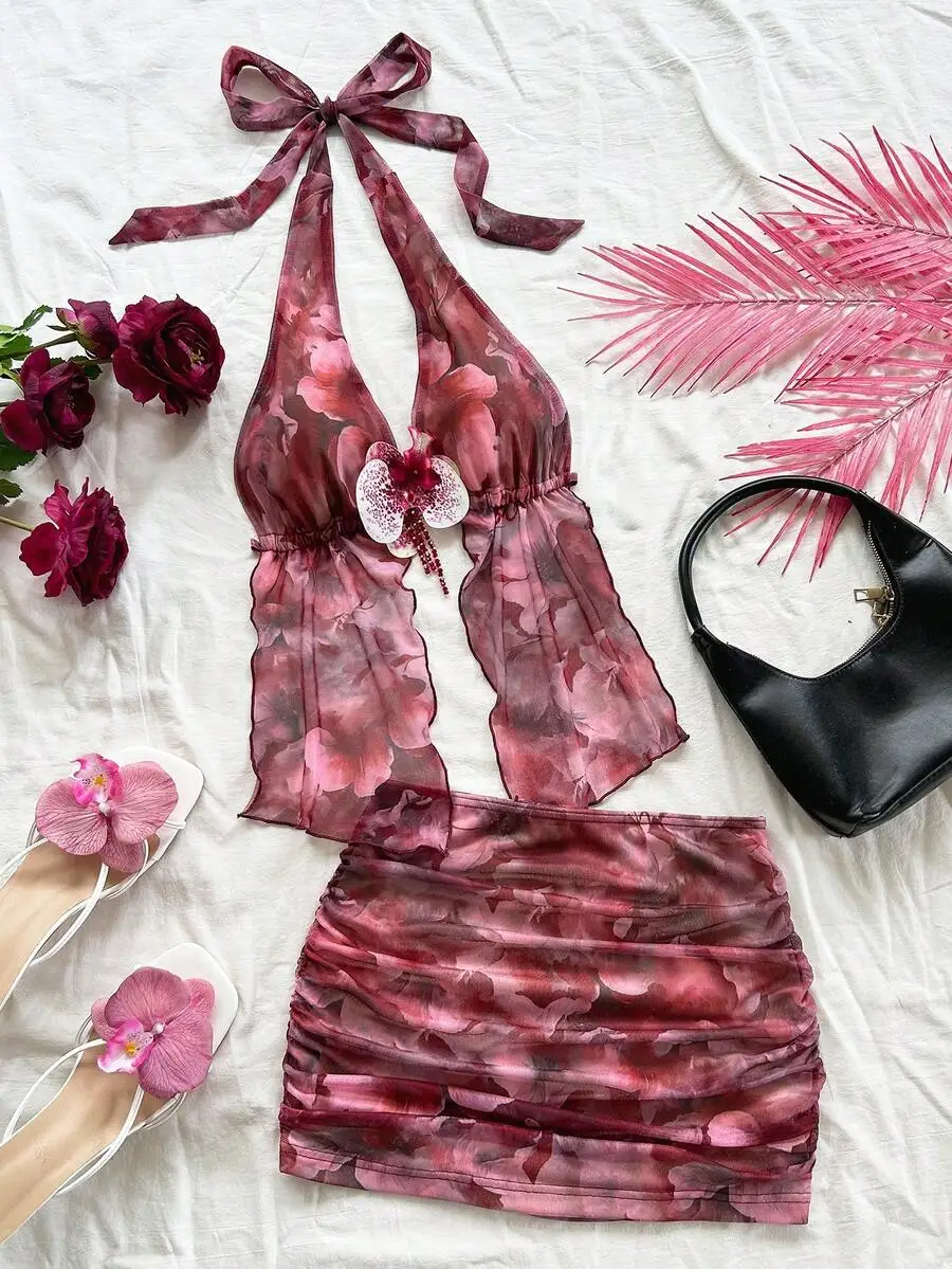 

Женский комплект из топа-камизола с завязками на шее и открытой спиной, с цветочным декором, и мини-юбки, из белой фактурной ткани, для отпуска, пляжа, в стиле бохо, белый, комплект из двух предметов