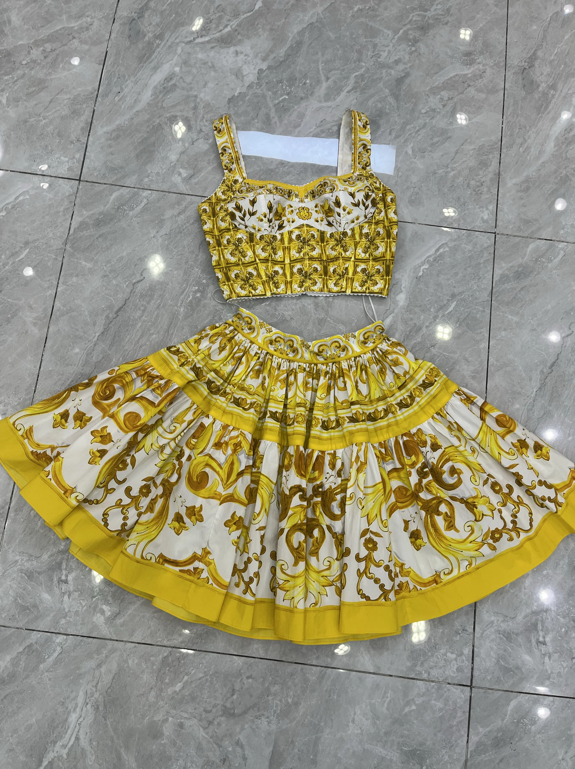 

Модный желтый комплект из двух предметов: облегающий топ-бандо и юбка из хлопка, высокое качество, летняя одежда для женщин.