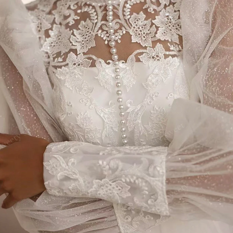 エレガントなウェディングドレス サテン 刺繍レース付き Aライン ボールガウン フルスリーブ Oネック カスタマイズされた花嫁ボタン Vestido De Novia