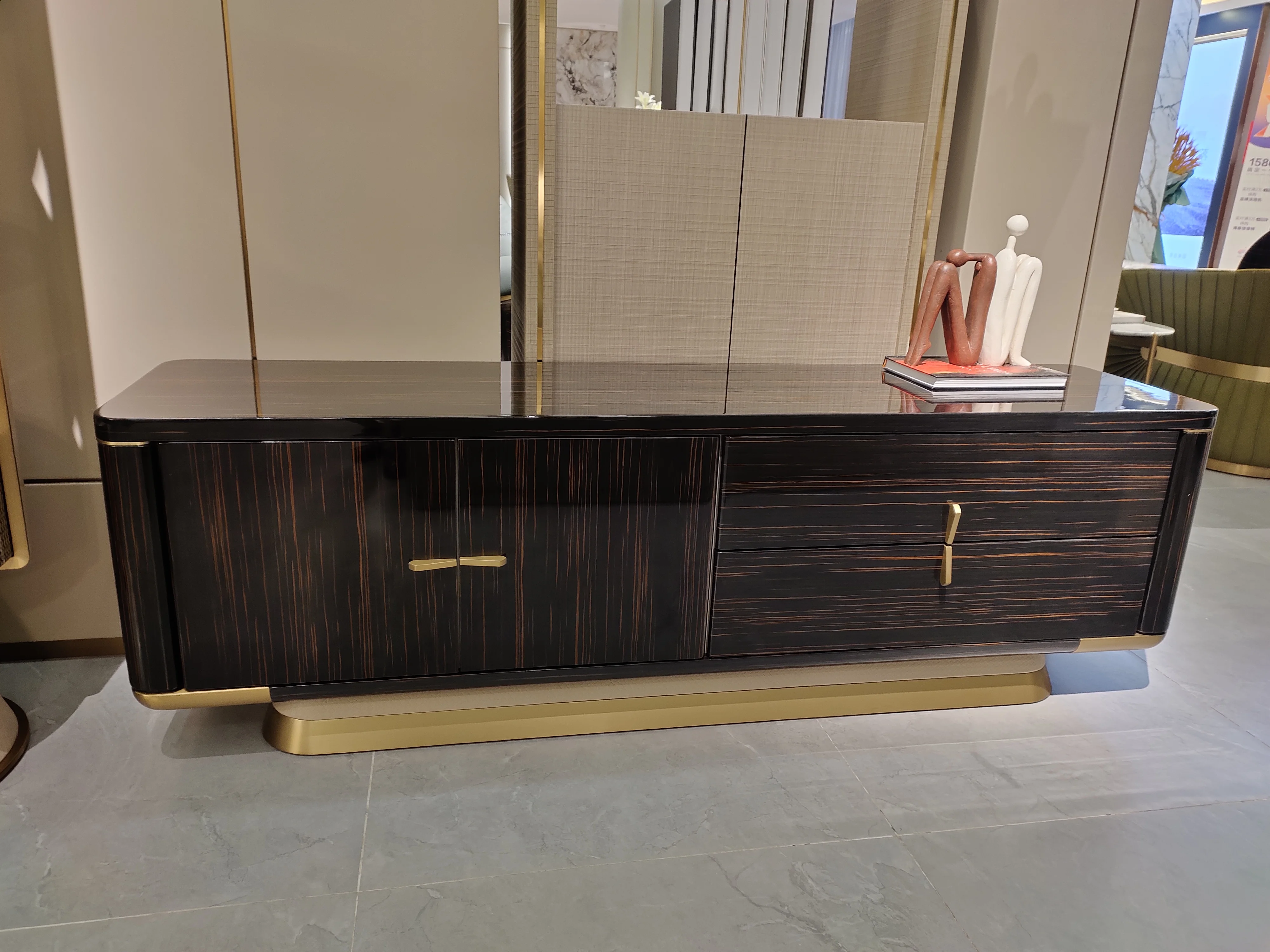 خزانة تلفزيون ذات قشرة خشبية بتصميم عصري، تخزين متعدد الوظائف مع قاعدة من الفولاذ المقاوم للصدأ للدرج