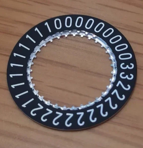 

1Pc date indicator plate, suitable for Mido C07.651 C07651 movement replacement calendar, the indicator plate is brand new