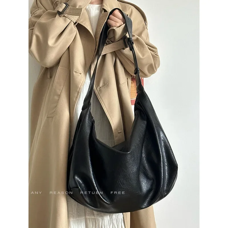 Soft leather large-capacity black dumpling bag, women's 2024 new retro high-end casual one-shoulder messenger tote bag