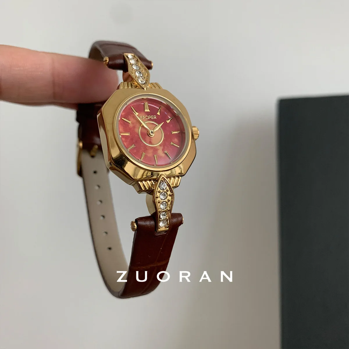 A multi-faceted, reddish-brown leather watch that flatters fair skin, stylish, versatile, high-value, exquisite, and luxurious.