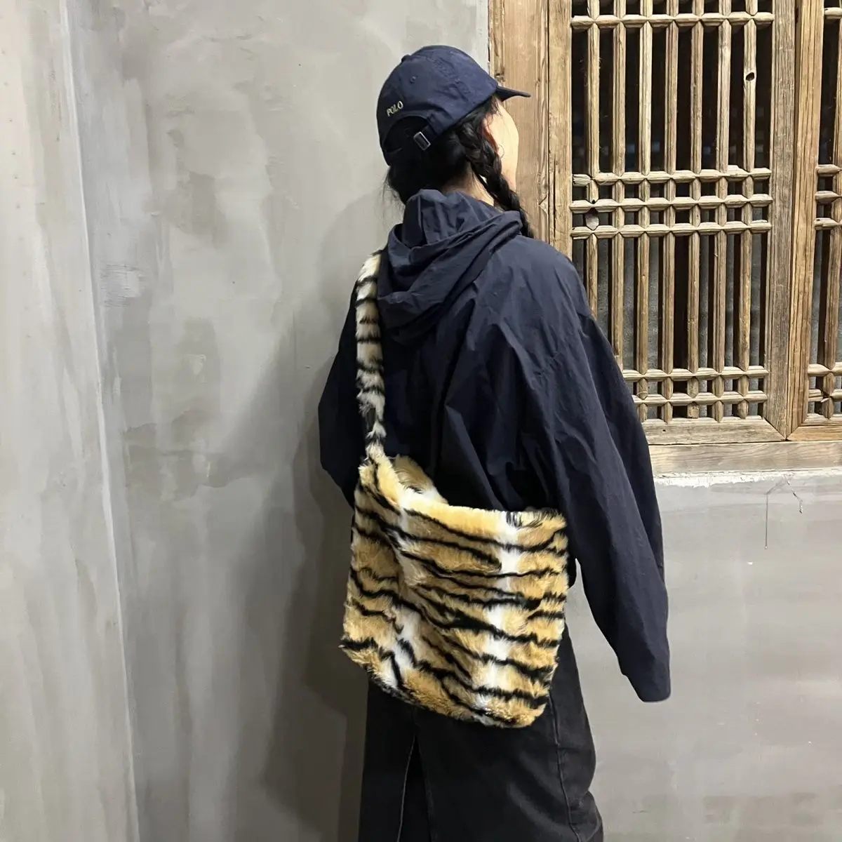 

Plush Niche Single Shoulder New Bag Leopard Print Autumn Winter Crossbody Fashionable Plush Outdoor Large Capacity Tote Bags