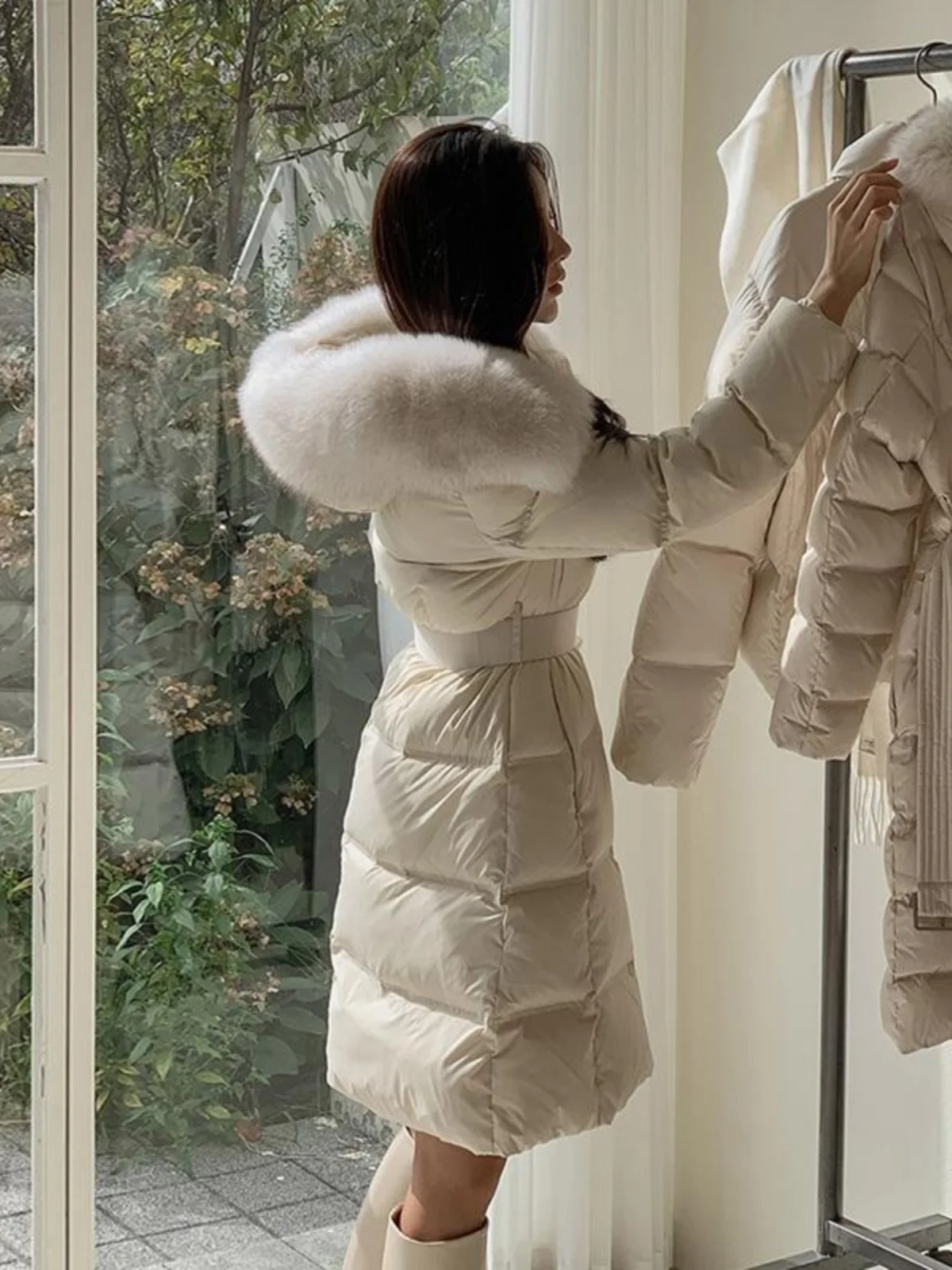 Cappotto da donna di media lunghezza bianco Du down Jaet inverno 2024 collo di pelliccia slim fit con cintura cappotto con cappuccio coreano Sle Commute Faion