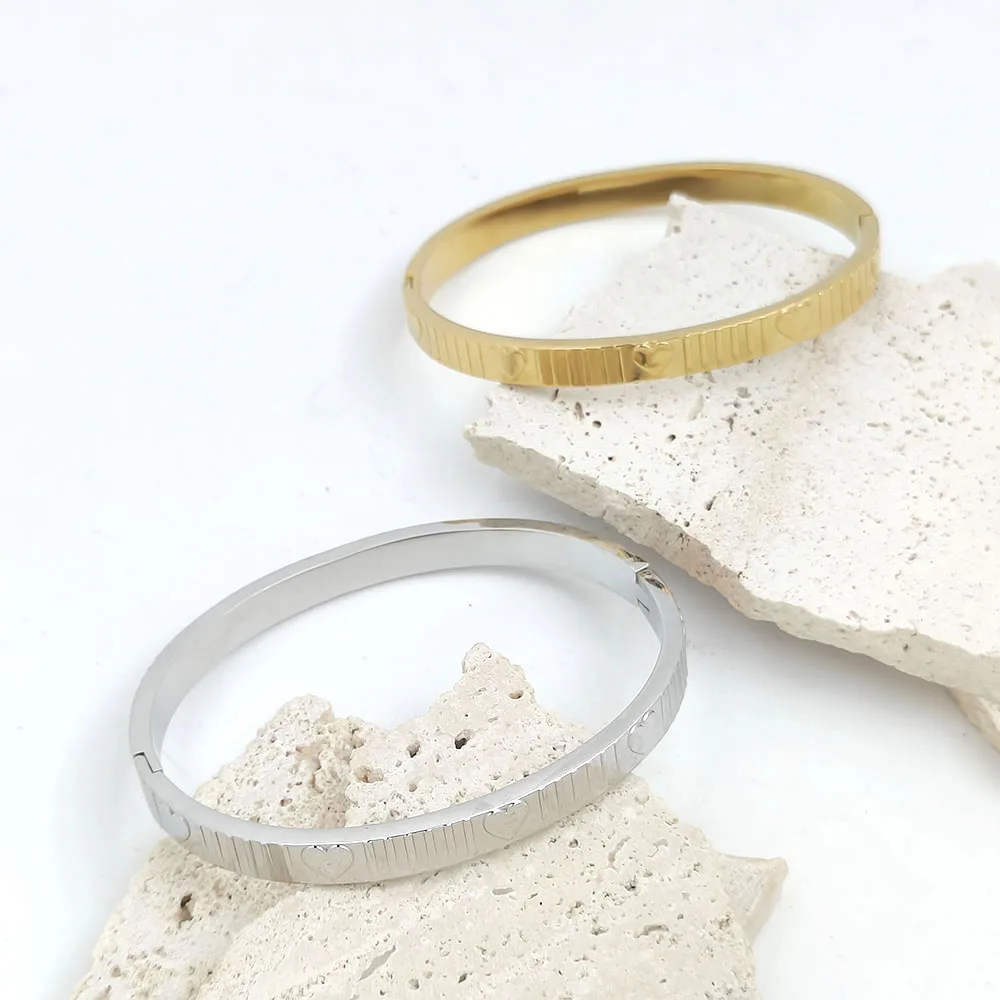 

Elegant Gold Heart Textured Hinged Bracelet, Stainless Steel Fashion Jewelry for Women Wedding Gift
