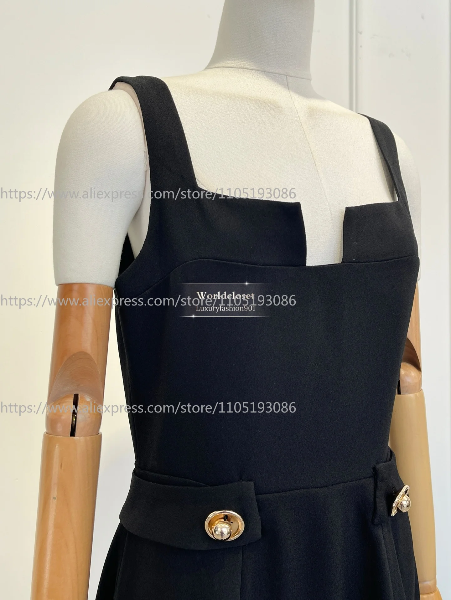 Nuovo Elegante Abito Midi Vintage da Donna 2026, Nero con Spalline Sottili, Scollo Quadrato, Cut-out, Vita Alta e Bottoni Dorati