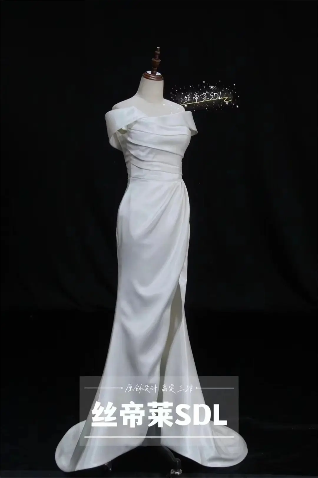 Robe de mariée plissée en satin blanc, haute qualité, B001