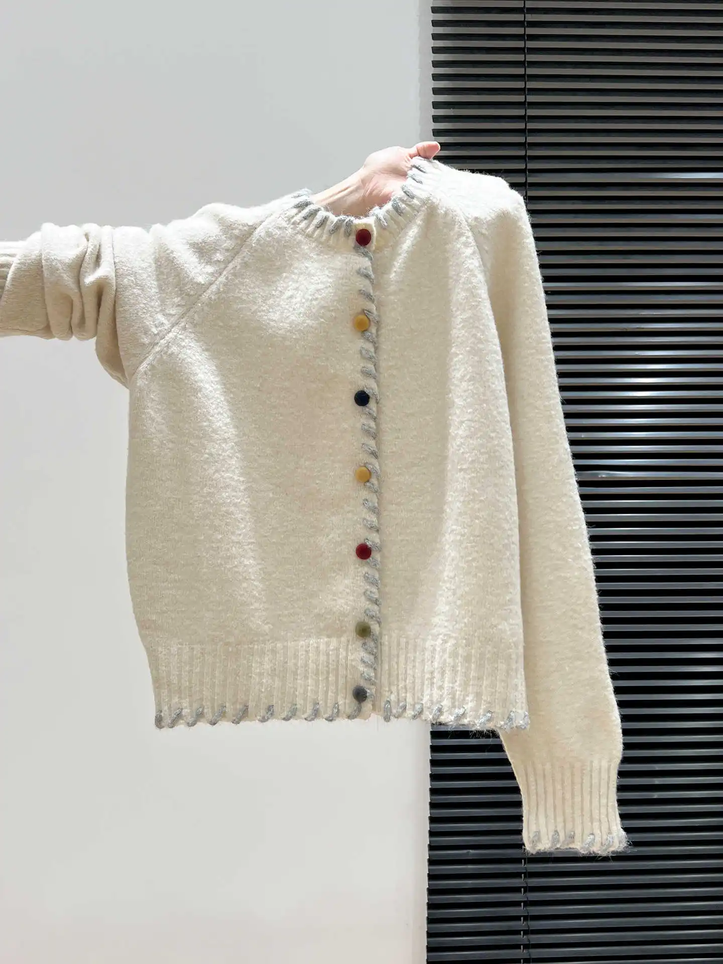 

Утолщенный вязаный свитер с яркими пуговицами для женщин осенью и зимой 2025 гг., с ленивым стилем и свободным дизайном, Лонг