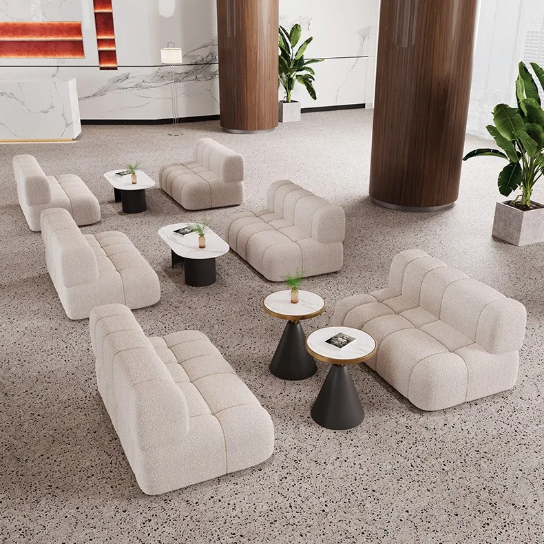 Stół negocjacyjny w bibliotece