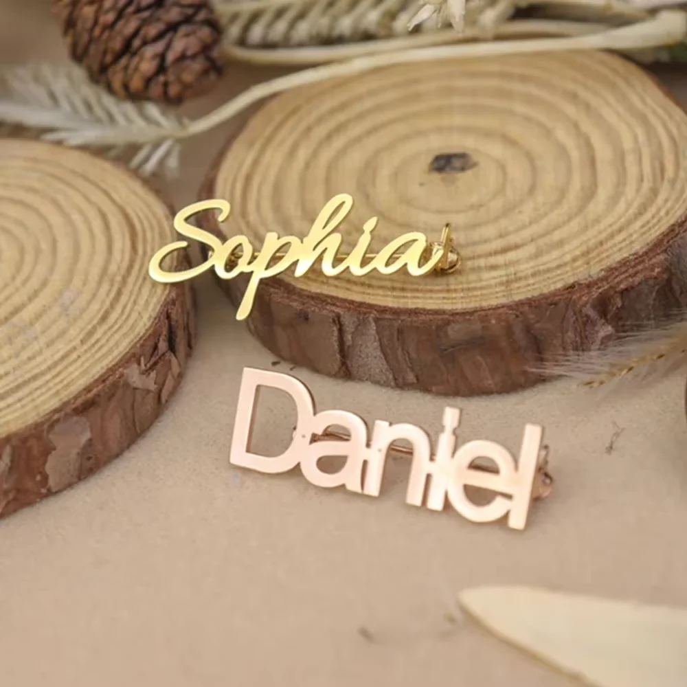 اسم مخصص دبوس بروش الفولاذ المقاوم للصدأ اكسسوارات شعار مخصص شخصية الطفل دبابيس مجوهرات النساء الرجال شارة هدية عيد ميلاد